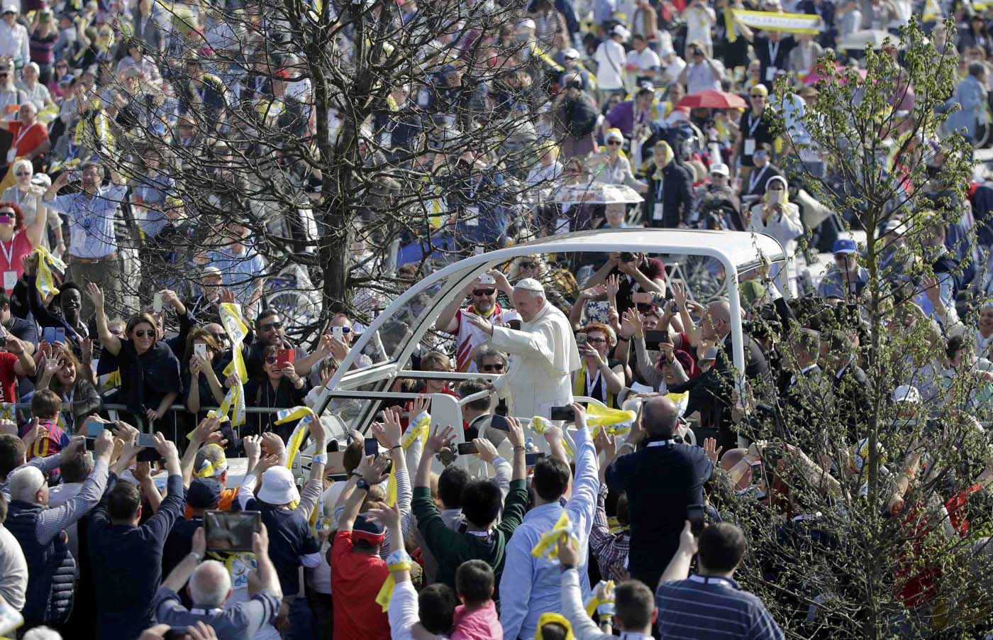 Un millón de fieles asisten a la misa del Papa cerca de Milán (fotos)
