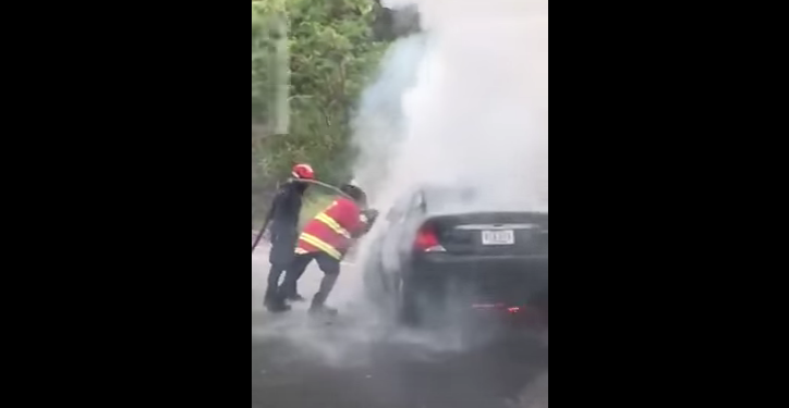 Reportan un vehículo incendiado en subida de Los Naranjos