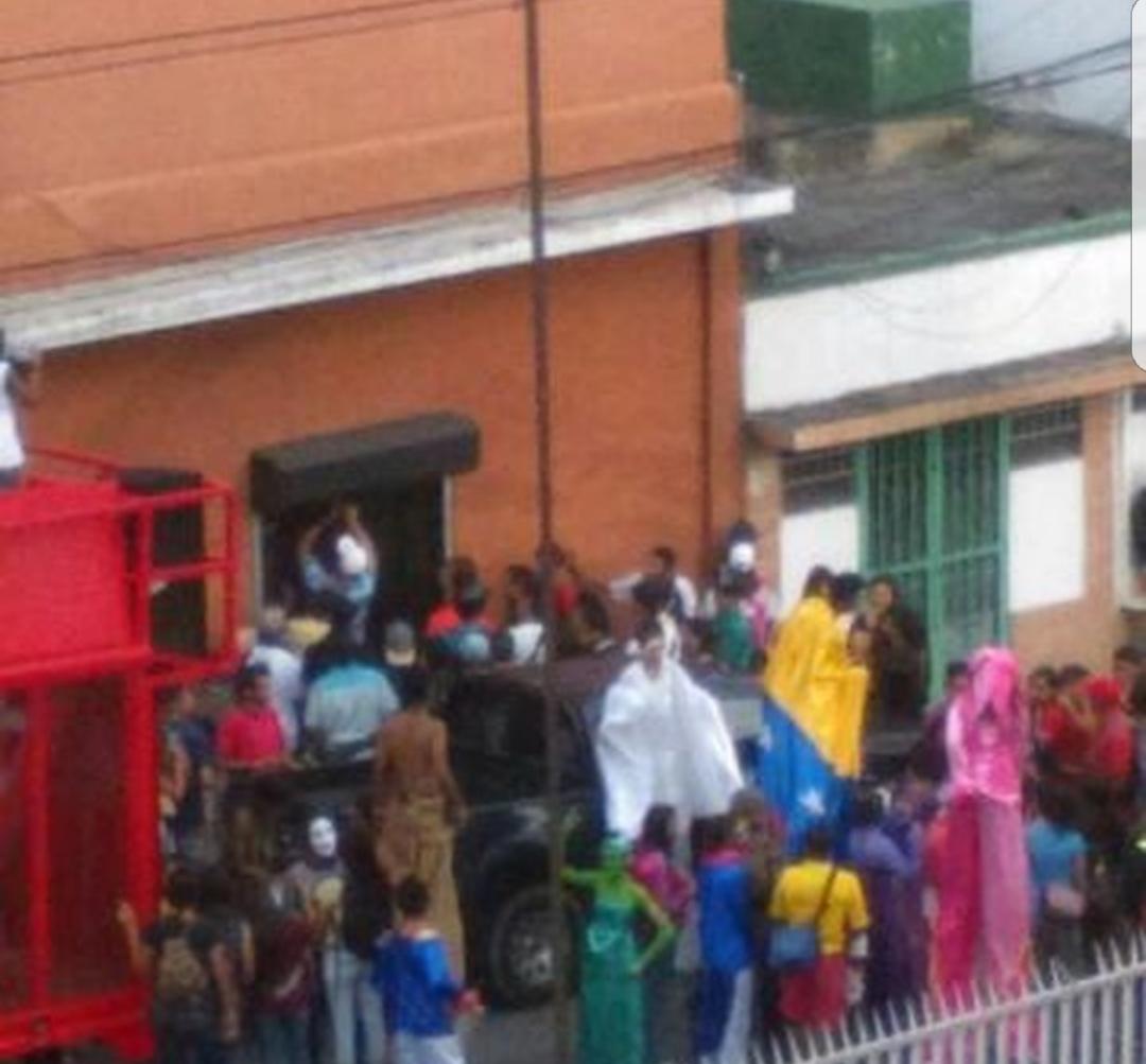 Colectivos intentaron tomar a la fuerza establecimiento comercial en Pedro Camejo (FOTOS)