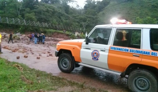 Atienden desbordamiento de quebradas en Táchira por fuertes lluvias