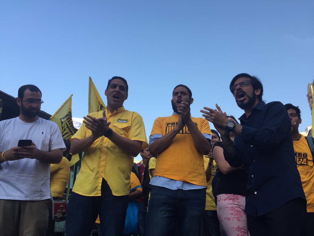 Diputados trancan la Francisco de Miranda para exigir democracia (Fotos)