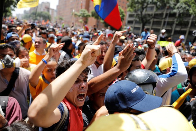 Manifestantes en una protesta contra el gobierno en Caracas, Venezuela. 4 de abril 2017. Simpatizantes de la oposición se enfrentaron el martes con palos y piedras a las fuerzas de seguridad de Venezuela, luego de que contingentes antimotines bloquearon una marcha en Caracas contra el gobierno de Nicolás Maduro con gases lacrimógenos.REUTERS/Carlos Garcia Rawlins