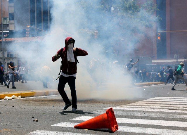 Demonstrators clash with security forces during an opposition rally in Caracas, Venezuela April 4, 2017. REUTERS/Carlos Garcia Rawlins