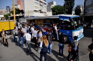 Reportan caos en Caricuao por falta de transporte #12Jun