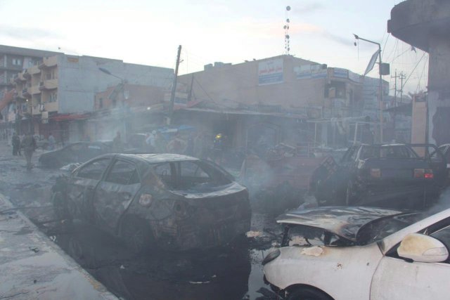 IMAGEN DE ARCHIVO: Autos quemados se pueden ver en el sitio de la explosión en las calles de Tikrit, Irak. 15 marzo 2017. Al menos 31 personas fallecieron, incluyendo 14 policías, y más de 40 resultaron heridas en ataques nocturnos llevados a cabo por militantes del grupo extremista Estado Islámico en la ciudad de Tikrit, en el norte de Irak, dijeron el miércoles fuentes de seguridad y médicas. REUTERS/Stringer EDITORIAL USE ONLY. NO RESALES. NO ARCHIVE.