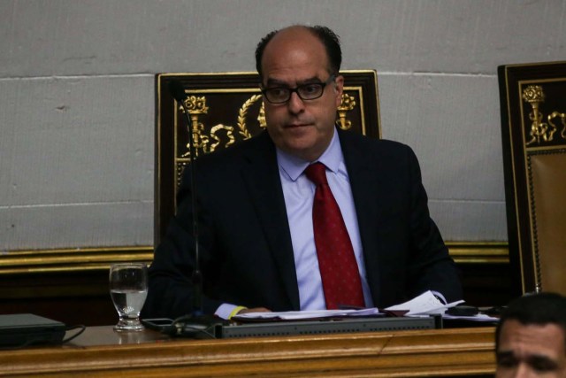 CAR04. CARACAS (VENEZUELA), 05/04/2017.- El diputado presidente de la Asamblea Nacional, Julio Borges, participa hoy, miércoles 5 de abril de 2017, durante un sesión del Parlamento en Caracas (Venezuela). El Parlamento venezolano, controlado por la oposición, acordó hoy responsabilizar al presidente del país, el chavista Nicolás Maduro, del supuesto "golpe de estado" perpetrado por el desconocimiento del Poder Legislativo a través de las sentencias del Tribunal Supremo, que le mantiene en "desacato". EFE/CRISTIAN HERNANDEZ