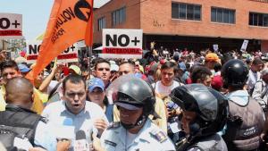 Rolman Rojas: El pueblo debe permanecer en las calles hasta que den la fecha de las elecciones