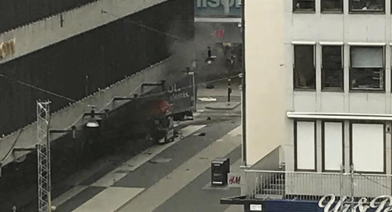 Videos del atentado en Estocolmo cuando un camión embiste a una multitud (imágenes fuertes)