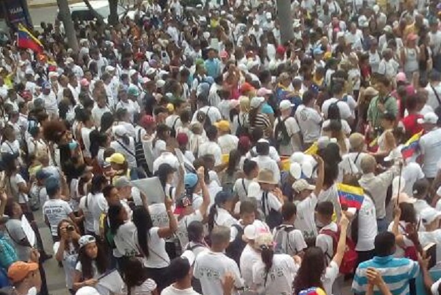 Así se encuentra la concentración en Parque Cristal 10:20 am #8Abr (Fotos)