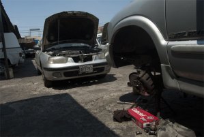 De conductor a peatón, el lujo de tener un vehículo en Venezuela