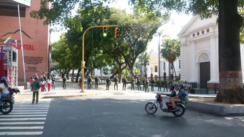 GNB tranca accesos a la Asamblea Nacional este #11Abr (Fotos)