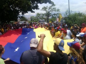 Realizan concentración en avenida Fuerzas Aéreas en Maracay este #11Abr