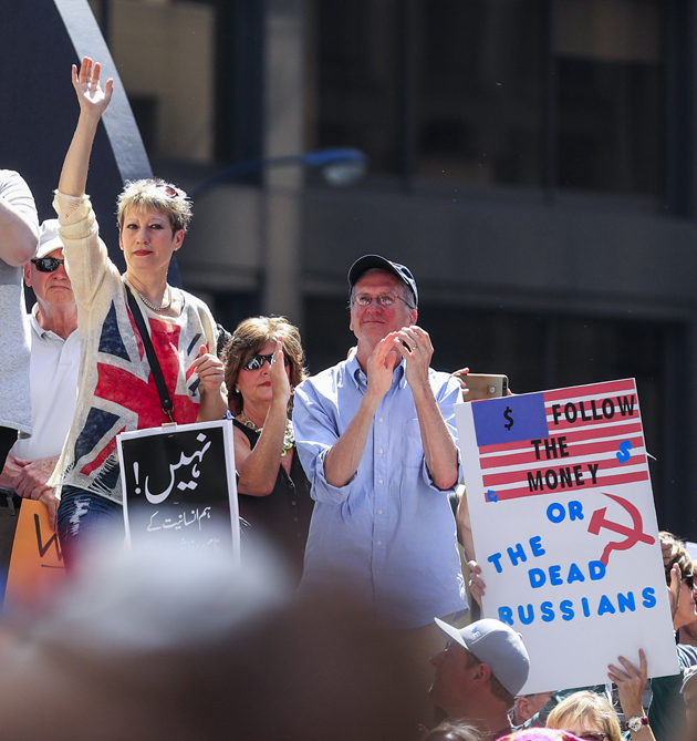 THM01. Chicago (United States), 15/04/2017.- Protestors rally calling for US President Donald J. Trump to release his tax returns to the public in Chicago, Illinois, USA, 15 April 2017. 15 April is the traditional day that US federal income taxes are due unless the date falls on a weekend. Similar protests were planned in cities across the country. (Protestas, Estados Unidos) EFE/EPA/TANNEN MAURY