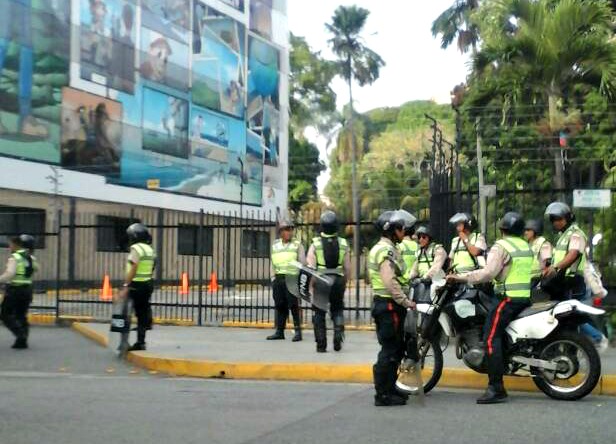Efectivos de la PNB apostados en la avenida Francisco de Miranda en Caracas (Fotos)
