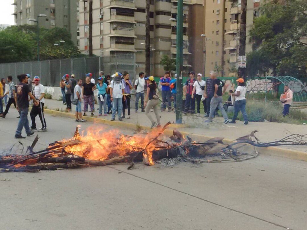 Tranca de calles y enfrentamientos en Montalbán, colectivos en la zona (FOTOS + VIDEOS)