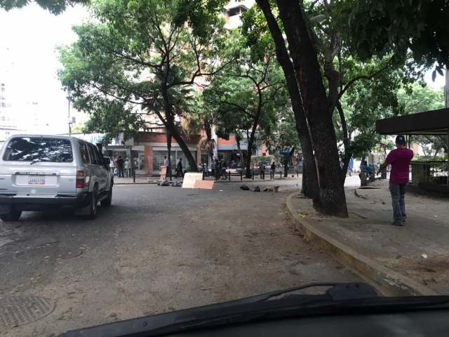 Manifestantes cerraron accesos con barricadas y guayas. Foto: @DTBVenezuela 