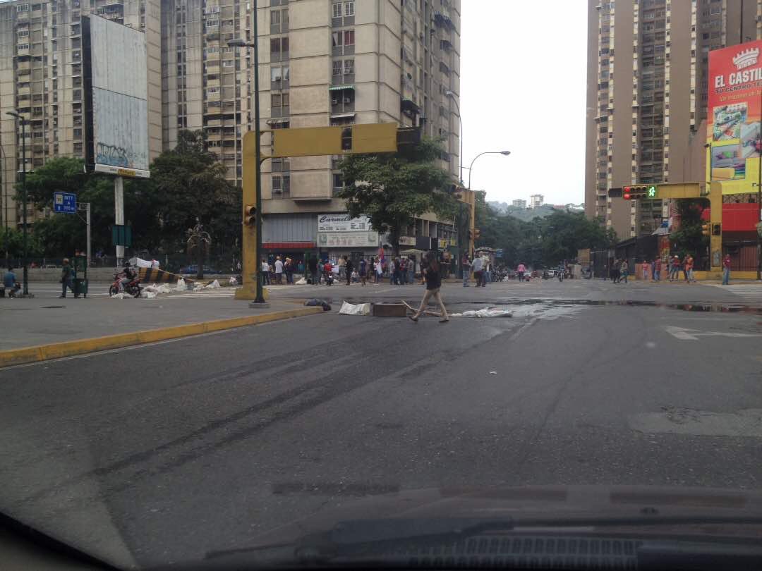 Manifestantes trancan av. Francisco de Miranda a la altura de La California (fotos)