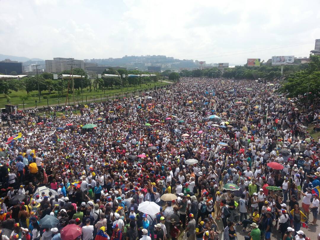 Cómo se siente “el plantón” en Altamira… observa estas imágenes del gentío este #24A