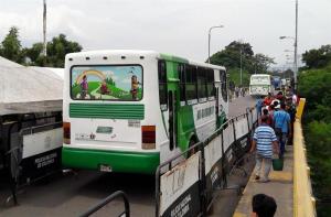 Cientos de autos varados desde 2015 cruzan frontera de Venezuela y Colombia
