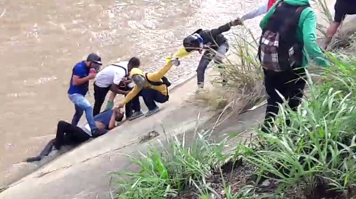 Manifestante cayó al Guaire durante represión de Maduro en El Rosal (Video)