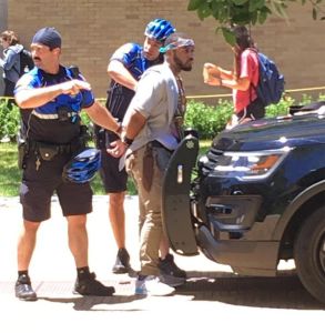 Un muerto y tres heridos de gravedad tras el ataque con arma blanca dentro de Universidad de Texas