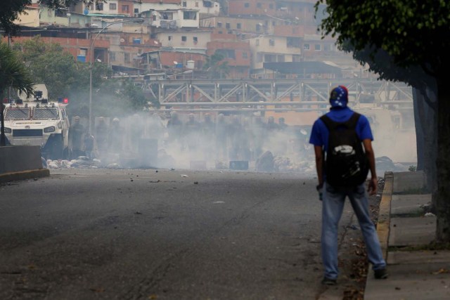 Un manifestante durante represión en Caracas, Venezuela May 2, 2017. REUTERS/Carlos Garcia Rawlins