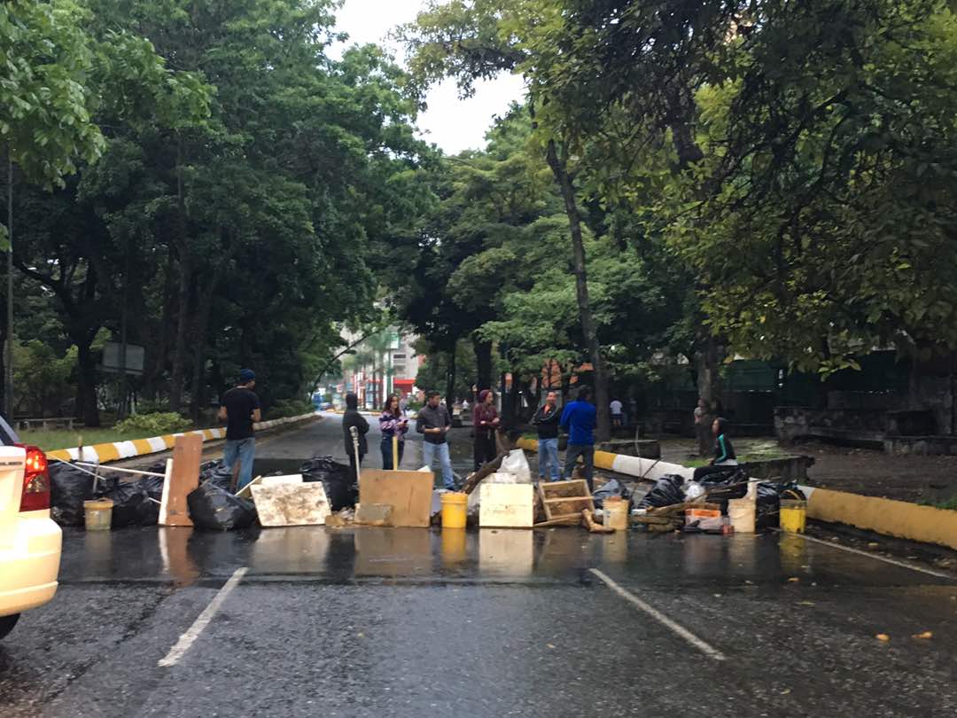 Trancazo limita tránsito en el Cafetal y Caurimare #2May (fotos)