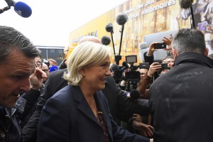 A “huevazo limpio” recibieron a la candidata presidencial Marine Le Pen en el oeste de Francia (Video)