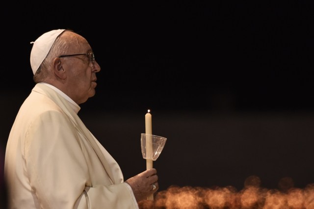 Pope Francis holdsa candle during the Blessing for the Candles from the Chapel of the Apparitions, in Fatima on May 12, 2017. Two of the three child shepherds who reported apparitions of the Virgin Mary in Fatima, Portugal, one century ago, will be declared saints on May 13, 2017 by Pope Francis. The canonisation of Jacinta and Francisco Marto will take place during the Argentinian pontiff's visit to a Catholic shrine visited by millions of pilgrims every year. / AFP PHOTO / TIZIANA FABI