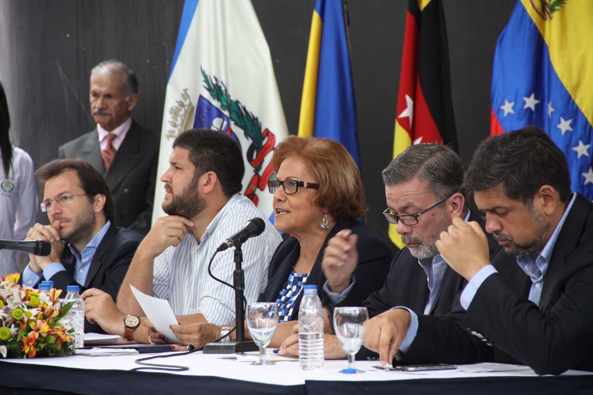 Helen Fernández advierte que no morderán el “anzuelo” del fraude constituyente