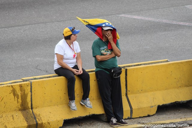 Con banderas, cruces y bajo la lluvia los opositores se plantaron en Caracas.