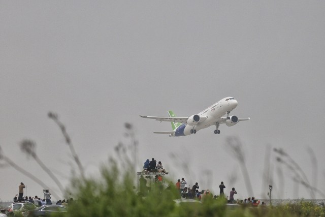 China's home-grown C919 passenger jet takes off on its first flight at Pudong International Airport in Shanghai, China May 5, 2017. REUTERS/Stringer ATTENTION EDITORS - THIS IMAGE WAS PROVIDED BY A THIRD PARTY. EDITORIAL USE ONLY. CHINA OUT. NO COMMERCIAL OR EDITORIAL SALES IN CHINA.