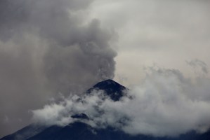 Al menos 300 personas evacuadas tras la erupción de un volcán en Guatemala (Fotos)
