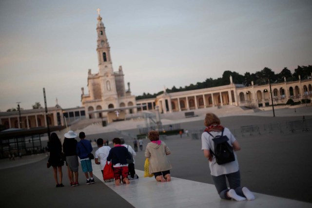 Pilgrims walk on their knees to fulfil their vows at the Catholic shrine of Fatima, Portugal May 8, 2017. REUTERS/Rafael Marchante