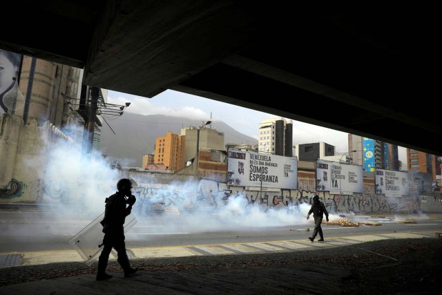Riot security forces clash with demonstrators during a rally called by health care workers and opposition activists against Venezuela's President Nicolas Maduro in Caracas, Venezuela May 22, 2017. REUTERS/Carlos Barria