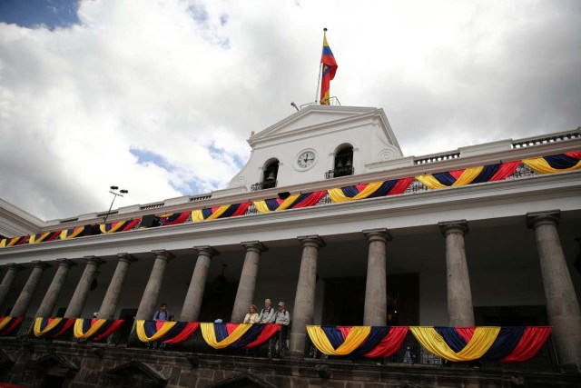 People visit the government palace ahead of Ecuadorean president Lenin Moreno's inauguration in Quito, Ecuador, May 23, 2017. REUTERS/Mariana Bazo
