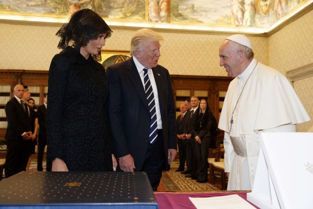 U.S. President Donald Trump and first lady Melania meet Pope Francis during a private audience at the Vatican, May 24, 2017. REUTERS/Evan Vucci/Pool