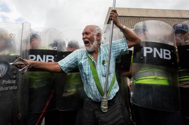 Las imágenes más inspiradoras que nos dejaron nuestros "viejos" en la #MarchadelosAbuelos EFE