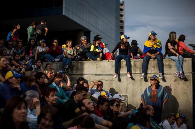 Desafiando la roja oscuridad, Venezuela se manifiesta en honor a los caídos en protestas Foto: EFE