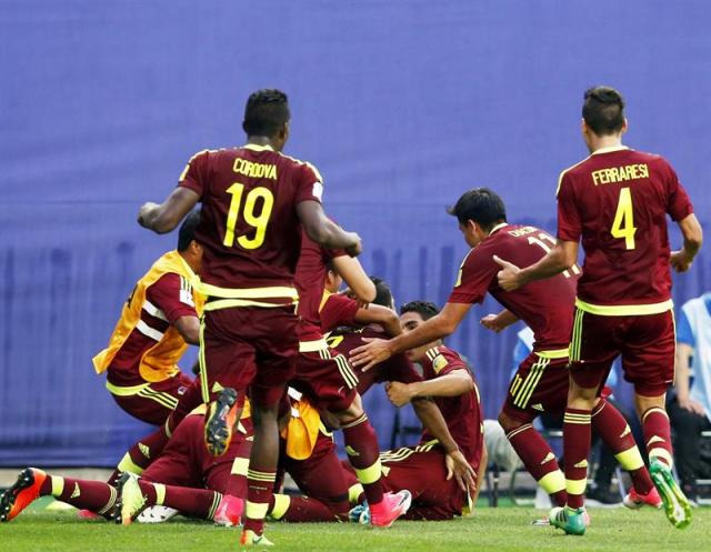 Jugadores de la selección Sub-20 de venezuela celebran tras marcar el gol del 1-0 durante su partido ante Japón en los octavos de final del Mundial de fútbol Sub-20 en Daejeon (Corea del Sur) hoy, 30 de mayo de 2017. EFE/Kim Hee-Chul