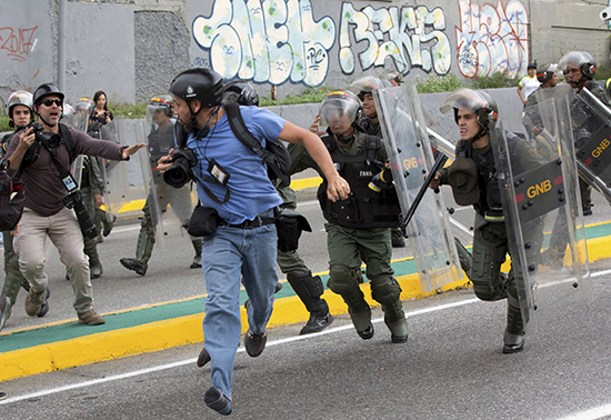 Al menos 3 periodistas heridos y uno robado deja la brutal represión de la “gloriosa” GNB este #18May