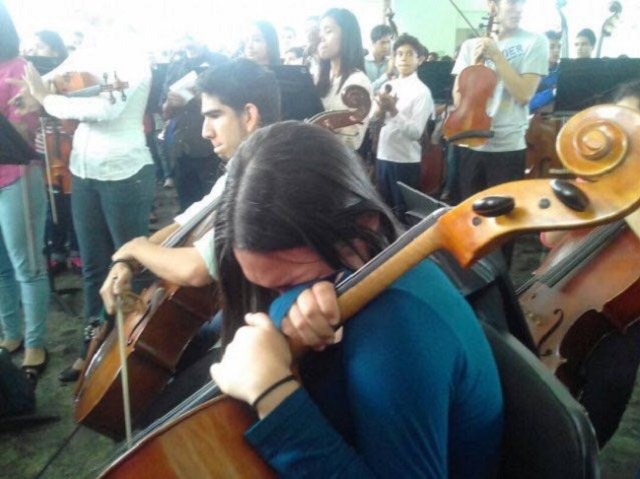 Compañeros de orquesta de Armando Carrizales dándole el último adios. Foto @uguelo