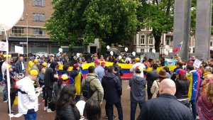 Venezolanos piden #NoMásAsesinatos en protestas frente a sede de la CIJ en Holanda (Video + Fotos)