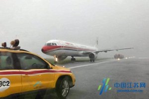 Un avión se sale de la pista en Hong Kong tras fuertes lluvias