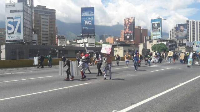 Reprimen con lacrimógenas a manifestantes en la Francisco Fajardo / Foto: Eduardo Ríos La Patilla