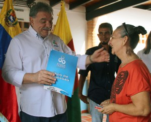 Alcalde Cocchiola entregó títulos de propiedad a vecinos de Bucaral Sur