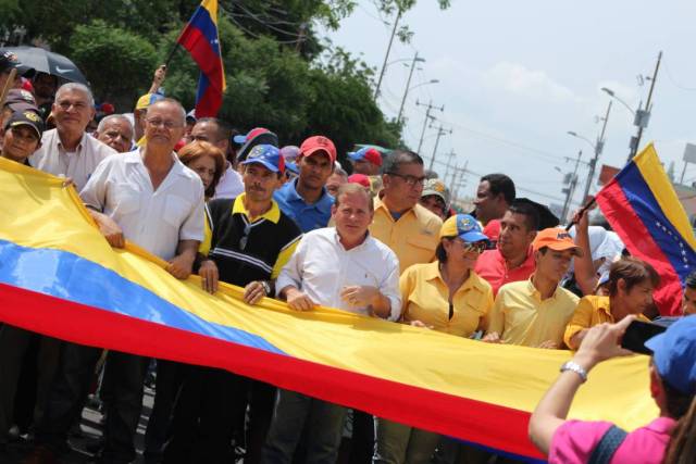 Juan Pablo Guanipa, diputado ante la Asamblea Nacional, manifestó junto a los vecinos de la zona oeste de Maracaibo