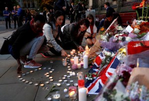 Velas, flores y mucho corazón: El emotivo homenaje a las víctimas del Manchester Arena (+fotos)