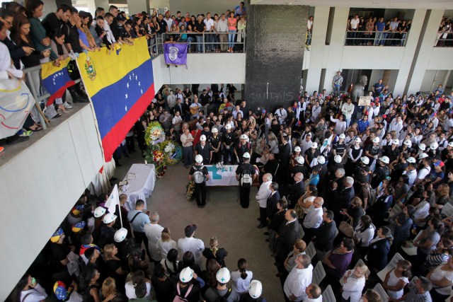 Volunteers, members of a primary care response team and mourners,attend the funeral of their fellow team mate Paul Moreno, who died while on duty during a protest a ainst Venezuelan President Nicolas Maduro’s government in Maracaibo, Venezuela, May 19, 2017. REUTERS/Isaac Urrutia