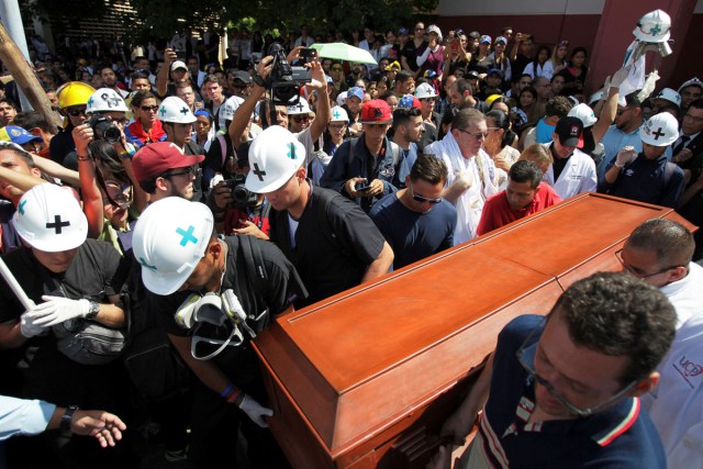 Volunteers, members of a primary care response team and mourners carry the coffin of their fellow team mate Paul Moreno, who died while on duty during a protest against Venezuelan President Nicolas Maduro’s government in Maracaibo, Venezuela, May 19, 2017. REUTERS/Isaac Urrutia